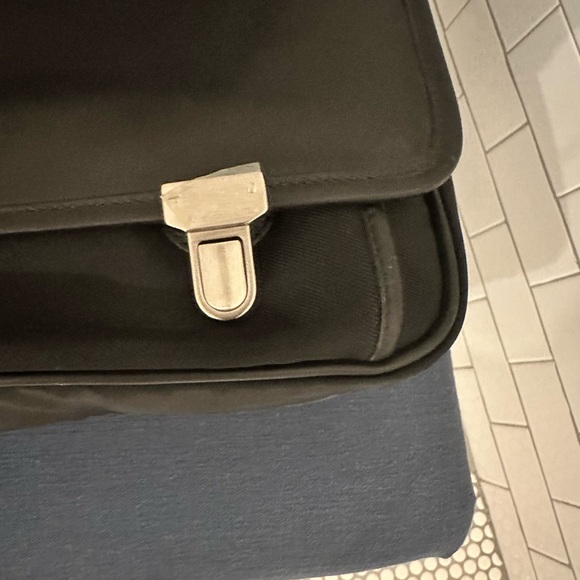 COACH, NWOT. Black smooth leather. Men’s computer bag with shoulder strap. - Picture 15 of 15